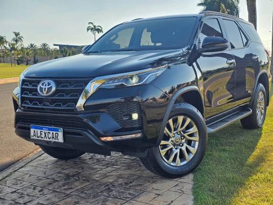 TOYOTA HILUX SW4 2.7 VVT-i FLEX SRV 7L 4X2 AUTOMÁTICO TOYOTA HILUX SW4 2.7 VVT-i FLEX SRV 7L 4X2 AUTOMÁTICO